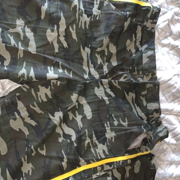 Fashion Nova camouflage pants - Picture 2 of 4